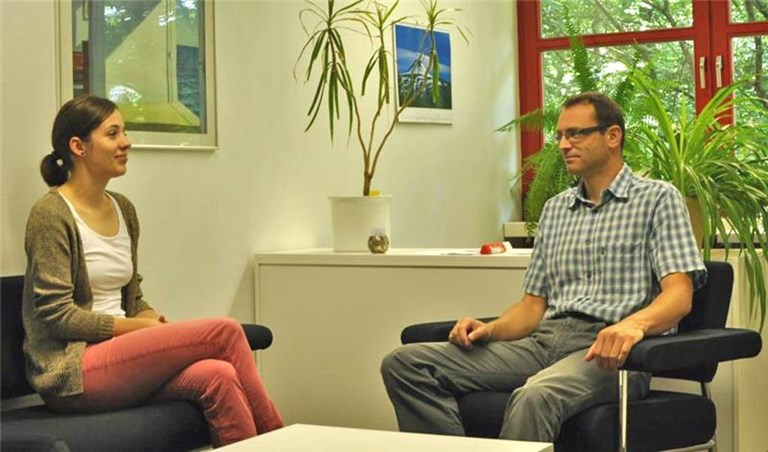 Berater und Klientin im Gespräch
