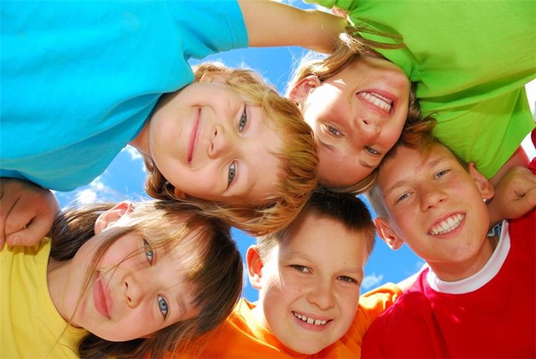 mehrere Kindergesichter